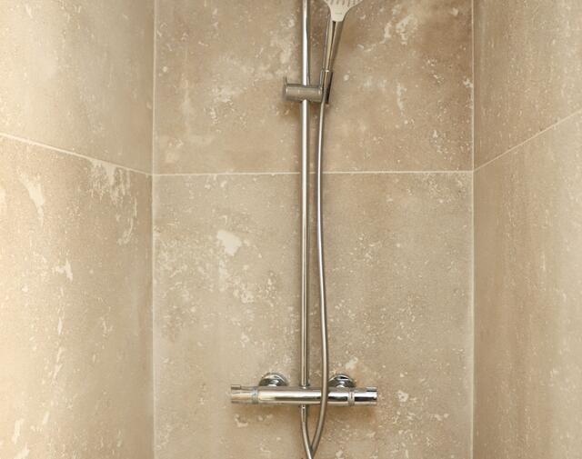 Natuursteen douche