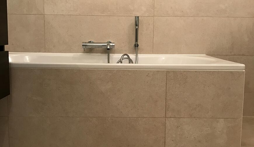 Uitwerking badkamer in keramische tegel