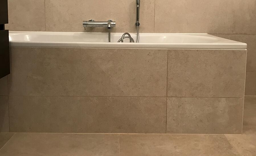Uitwerking badkamer in keramische tegel