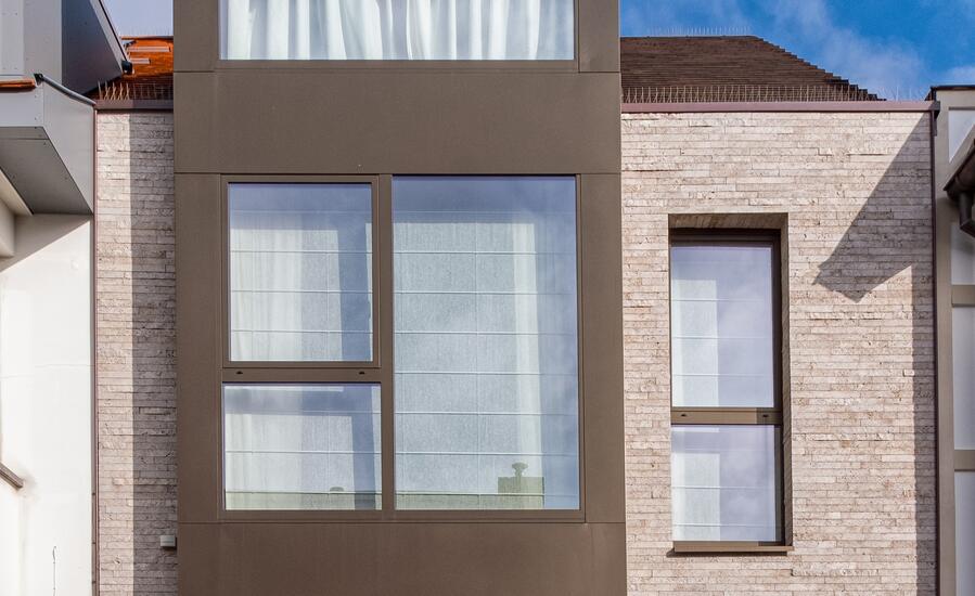 Gevelbekleding met strips